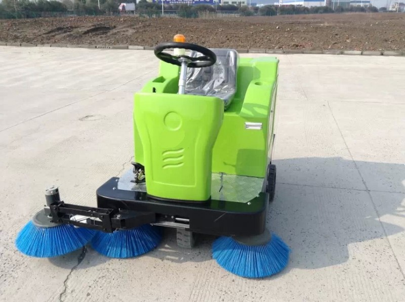 施帝威 企業(yè)使用電動(dòng)駕駛式掃地車-- 武漢善潔環(huán)保設(shè)備有限公司
